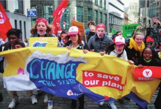 11월 3일 벨기에 브뤼셀에서 청소년들이 이날 영국 글래스고에서 막을 올린 제26차 유엔기후변화협약 당사국총회(COP26) 때 세계 각국이 기후위기에 대응하기 위한 조처를 조속히 마련하라는 시위를 벌이고 있다. (사진=저작권자(c) 연합뉴스, 무단 전재-재배포 금지)