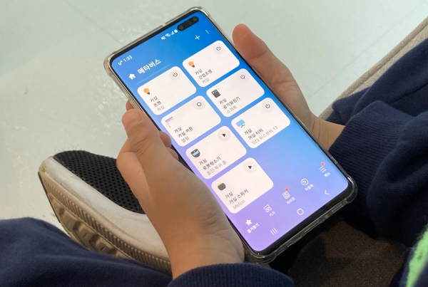 스마트폰으로 각종 전자제품들을 제어할 수 있는 홈 IoT 체험.