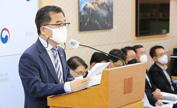 홍정기 환경부 차관이 8일 정부세종청사에서 ‘경유차 촉매제(요소수) 및 요소 불법유통’과 관련해 산업통상자원부, 공정거래위원회, 국세청, 관세청, 경찰청 등 관계부처 합동 조사계획을 발표하고 있다.(사진=저작권자(c) 연합뉴스, 무단 전재-재배포 금지)