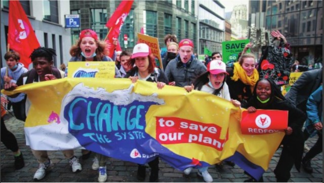 11월 3일 벨기에 브뤼셀에서 청소년들이 이날 영국 글래스고에서 막을 올린 제26차 유엔기후변화협약 당사국총회(COP26) 때 세계 각국이 기후위기에 대응하기 위한 조처를 조속히 마련하라는 시위를 벌이고 있다.(사진=저작권자(c) 연합뉴스, 무단 전재-재배포 금지)