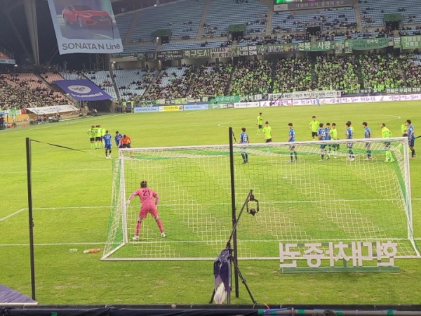 단계적 일상회복 1단계 시행으로 실내외 스포츠 관람이 가능해지면서 많은 관중들이 축구 관람을 하고 있다.