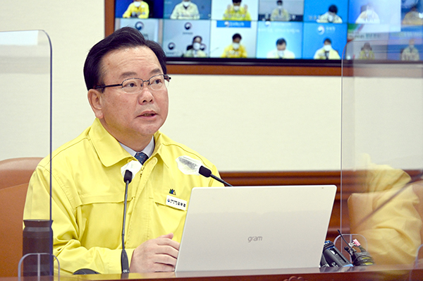 김부겸 국무총리가 10일 정부서울청사에서 열린 코로나19 중대본 회의를 주재하고 있다.(사진=국무조정실)