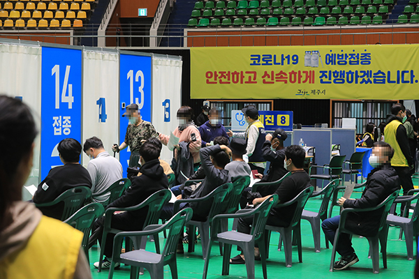 얀센 백신 접종자에 대한 추가접종이 시작된 지난 8일 오후 제주시 한라체육관에 마련된 코로나19접종센터가 접종을 기다리는 사람들로 붐비고 있다. (사진=저작권자(c) 연합뉴스, 무단 전재-재배포 금지)