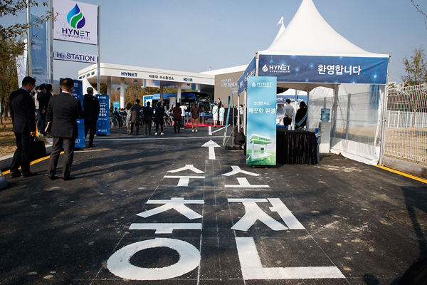 지난달 26일 대전 유성구 자운대 입구에서 국내 최초로 민·군 겸용 수소충전소가 준공했다.(사진=문화체육관광부 국민소통실)