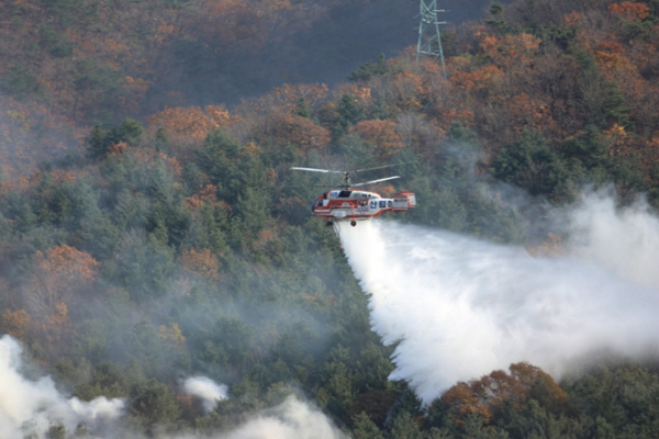 지난 11월 7일 경북 경산시에 야산에서 불이 나 화재진압을 하고 있다.(사진=산림청)