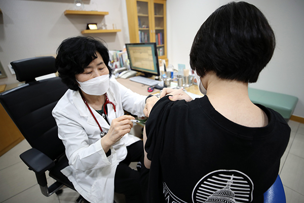 지난 1일 오후 서울의 한 소아청소년과 의원에서 청소년이 백신을 접종받고 있다. (사진=저작권자(c) 연합뉴스, 무단 전재-재배포 금지)