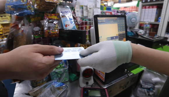 상생소비지원금(카드 캐시백) 사업에 참여한 국민 1509만명 중 810만명이 10월분 카드 사용액에 따른 캐시백을 15일 지급받는다.