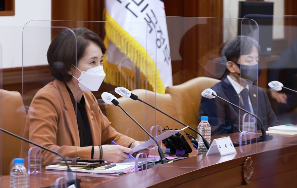 유은혜 사회부총리 겸 교육부 장관이 11월 16일 정부서울청사에서 열린 제20차 사회관계장관회의 겸 제8차 사람투자인재양성협의회에서 모두발언을 하고 있다.(사진=교육부)