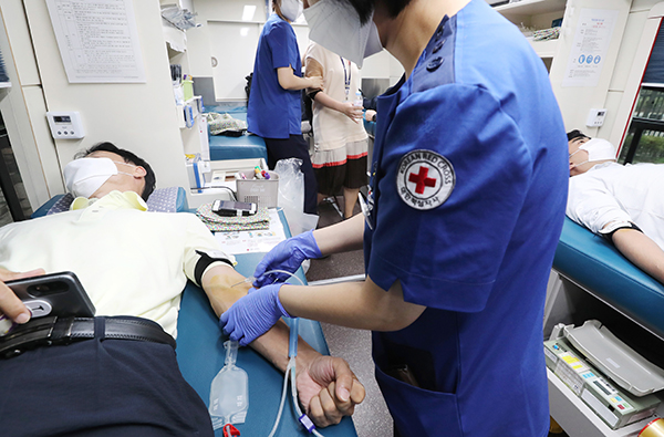세종시 정부세종청사 보건복지부에서 직원들이 헌혈하고 있다. (사진=저작권자(c) 연합뉴스, 무단 전재-재배포 금지)