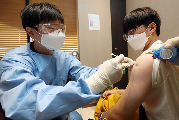 충북 청주시 흥덕구 가경동 소재 이비인후과에서 한 학생이 백신 접종을 하고 있다. (사진=저작권자(c) 연합뉴스, 무단 전재-재배포 금지)