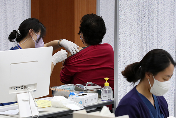 광주 서구 농성동 한국건강관리협회 광주전남지부에서 시민이 인플루엔자 예방 접종하고 있다. (사진=저작권자(c) 연합뉴스, 무단 전재-재배포 금지)