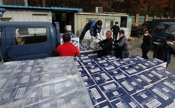 13일 서울 도봉공영차고지에서 마을버스 업체 관계자들이 정부가 공급한 요소수를 옮기고 있다. (사진=저작권자(c) 연합뉴스, 무단 전재-재배포 금지)