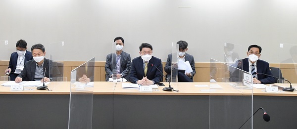 이억원 기획재정부 차관이 18일 서울 광화문 정부청사에서 열린 ‘제11차 요소수 수급 관련 범부처 합동 대응 회의’를 주재, 모두발언을 하고 있다. (사진=기획재정부)