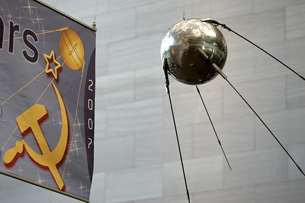 세계 최초의 인공위성인 스푸트니크 1호 모형. (사진=저작권자(c) EPA/연합뉴스, 무단 전재-재배포 금지)