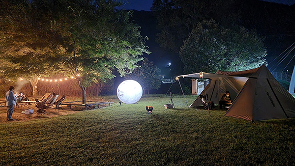 강원 평창군 어름치마을에서 ‘밤 소풍’ 프로그램을 즐기고 있는 관광객들.