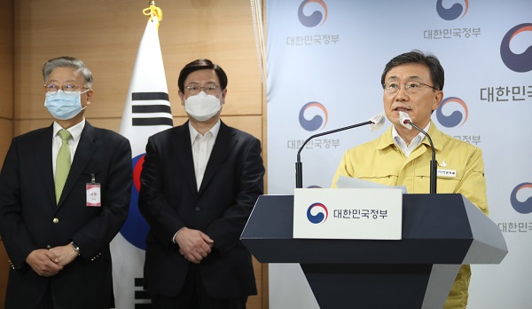권덕철 중앙재난안전대책본부 1차장(보건복지부 장관)이 19일 정부서울청사 브리핑실에서 오주형 상급종합병원협회장, 김연수 서울대병원장이 배석한 가운데 코로나19 확진자와 위중증 환자 증가에 대응한 코로나19 병상 확보와 병상 효율화 방안 등 의료대응 관련 대책을 발표하고 있다. (사진=저작권자(c) 연합뉴스, 무단 전재-재배포 금지)