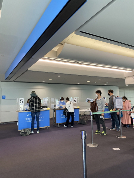 인천국제공항검역소에서 입국자들이 역학조사를 기다리고있다.