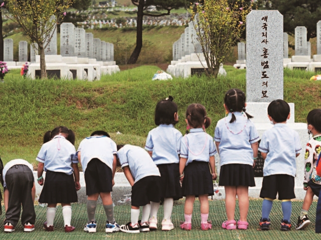▶9월 10일 대전 유성구 국립대전현충원 내 홍범도 장군 묘역에서 어린이들이 묵념을 하고 있다. (사진=문화체육관광부)