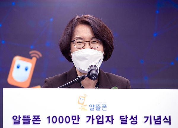 임혜숙 과학기술정보통신부 장관이 24일 오전 서울 종로구 알뜰폰스퀘어에서 열린 ‘알뜰폰 1000만 가입자 달성 기념식’에서 참석해 격려사를 하고 있다. (사진=과학기술정보통신부)