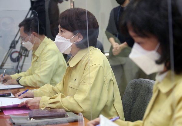 유은혜 사회부총리 겸 교육부 장관(오른쪽 두 번째)이 25일 정부서울청사에서 감염병 전문가들과 긴급자문회의를 하며 학생감염 위험도 분석 및 청소년백신 접종률 제고방안을 협의하고 있다. (사진=저작권자(c) 연합뉴스, 무단 전재-재배포 금지)