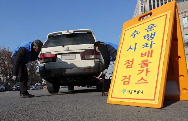 서울시 미세먼지 특별단속반이 오래된 경유차의 배출가스를 점검하고 있다.(사진=저작권자(c) 연합뉴스, 무단 전재-재배포 금지)