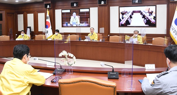 홍남기 부총리 겸 기획재정부 장관이 2일 서울 광화문 정부서울청사에서 열린 ‘제49차 비상경제 중앙대책본부 회의’에서 보이스피싱 예방 등 3대분야 대책을 발표하고 있다.(사진=기획재정부)