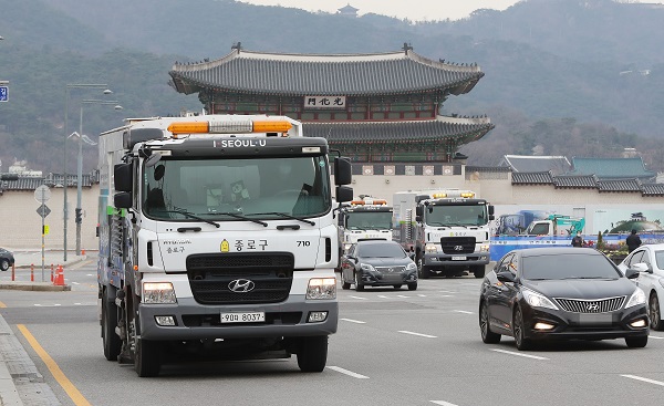 지난해？12월 2일 오전 서울 광화문광장 일대에서 서울시의 분진흡입청소차량이 미세먼지 계절관리제 관련 도로청소 시연을 하고 있다.(사진=저작권자(c) 연합뉴스, 무단 전재-재배포 금지)