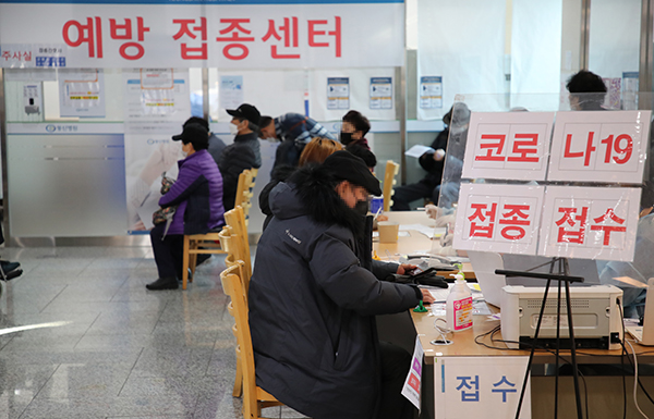 서울 서대문구 한 병원 예방 접종센터에서 코로나19 백신을 접종 받기 위해 시민들이 대기하고 있다. (사진=저작권자(c) 연합뉴스, 무단 전재-재배포 금지)