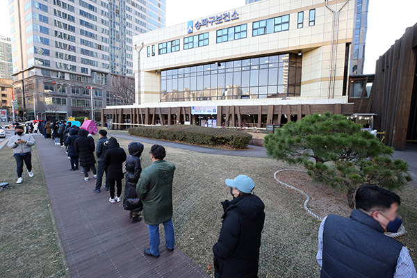 서울 송파구 송파보건소 코로나19 선별진료소에서 시민들이 검사를 받기 위해 대기하고 있다. (사진=저작권자(c) 연합뉴스, 무단 전재-재배포 금지)