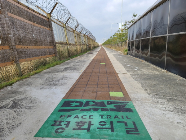 녹슨 철책 따라 걷는 DMZ 평화의 길은 많은 생각을 하게 한다.