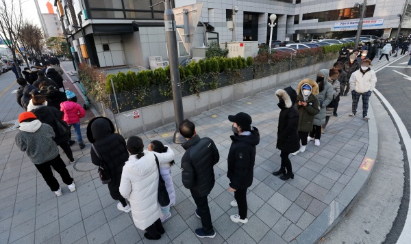 월요일 집계 신규 확진자가 처음으로 4000명대를 기록한 6일 오전 서울 송파구보건소에서 시민들이 코로나19 검사를 받기 위해 길게 줄을 서 있다.(사진=저작권자(c) 뉴스1, 무단 전재-재배포 금지)
