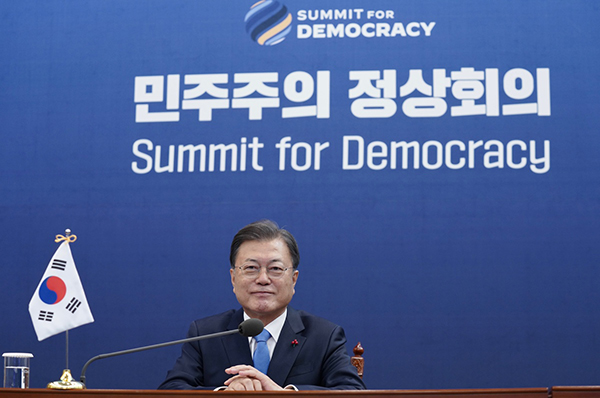 문재인 대통령이 9일 청와대 여민관 영상회의실에서 조 바이든 미국 대통령이 주재하는 ‘민주주의 화상 정상회의’에 참석하고 있다. (사진=청와대)