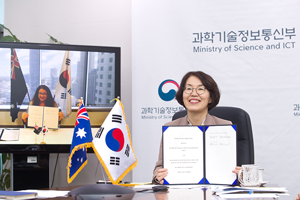 임혜숙 과학기술정보통신부 장관이 10일 오후 서울 중구 서울중앙우체국에서 멜리사 프라이스(Melissa Price) 과학기술 장관과 한-호주 우주협력 MOU 서명식을 마치고 기념촬영 하고 있다. (사진=과학기술정보통신부)