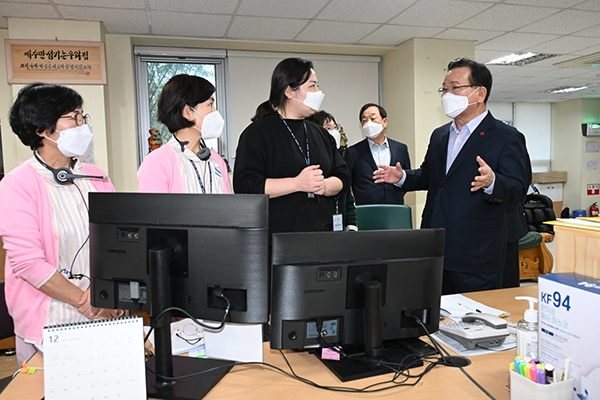 김부겸 국무총리가 13일 오후 서울 구로구 미소들병원을 방문해 재택치료 상황실 의료진 및 간호사들과 대화하고 있다.(사진=국무조정실)