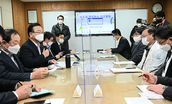 김부겸 국무총리가 13일 오후 서울 구로구 미소들병원에서 열린 수도권 병상 확보 협조병원 현장간담회에서 발언하고 있다.(사진=국무조정실)