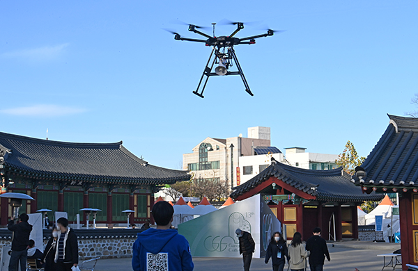 제13회 강릉커피축제 마지막 날인 지난 11월 28일 강릉시가 주 행사장인 강릉대도호부관아에서 드론을 활용해 코로나19 방역을 당부하는 방송을 하고 있다. (사진=저작권자(c) 연합뉴스, 무단 전재-재배포 금지)