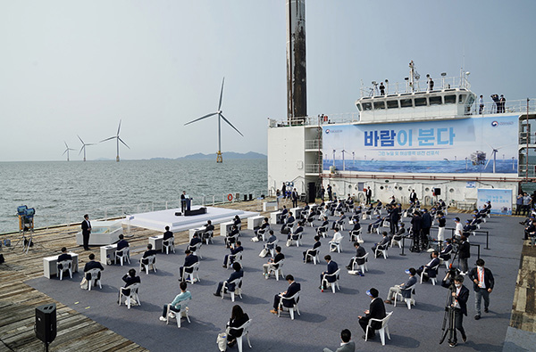 지난해 7월 17일 전북 부안군에 위치한 서남권 해상풍력 실증단지에서 ‘한국판 뉴딜, 그린 에너지 현장 - 바람이 분다’ 행사가 열리고 있다. (사진=청와대)