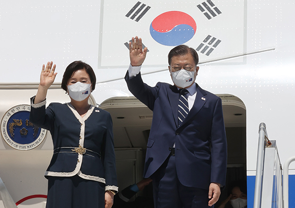3박 4일간 호주 국빈 방문을 마친 문재인 대통령 내외가 15일 시드니 킹스포드 스미스 공항에서 공군 1호기에 올라 인사하고 있다. (사진=저작권자(c) 연합뉴스, 무단 전재-재배포 금지)