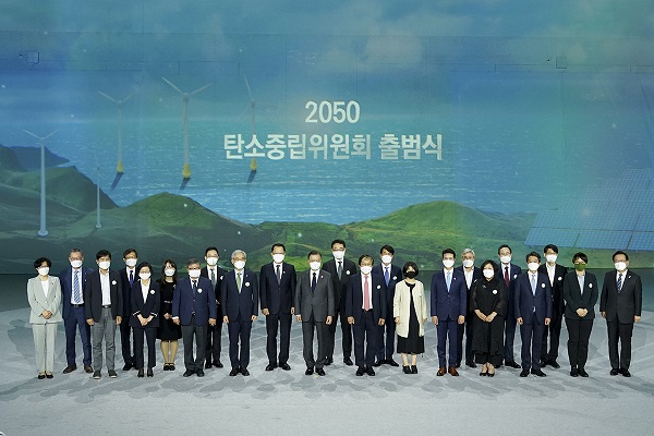 문재인 대통령이 5월 29일 오후 서울 동대문디자인플라자에서 열린 ‘2050 탄소중립위원회 출범식’에서 참석자들과 기념촬영을 하고 있다. (사진=청와대)
