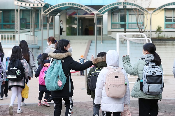 수도권을 포함한 전국 초·중·고교가 전면등교를 시작한 11월 22일 오전 서울 용산구 금양초등학교에서 학생들이 등교를 하고 있다. (사진=문화체육관광부 국민소통실)