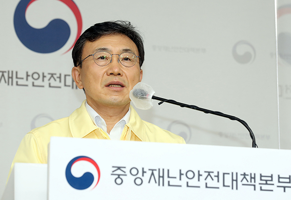 권덕철 중앙재난안전대책본부 제1차장(보건복지부 장관)이 정례브리핑을 진행하고 있다. (사진=보건복지부)