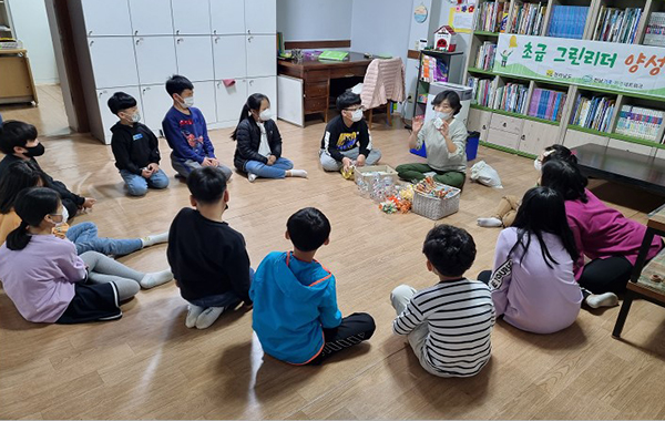 초급 그린리더 양성교육에서 아이들을 대상으로 교육을 진행하고 있는 전남기후환경네트워크 소속 강선숙 씨. (사진=행정안전부)