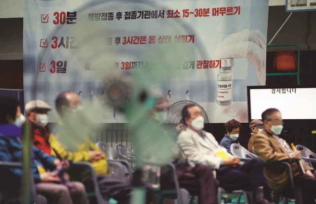 ▶광주광역시 북구 코로나19 백신 예방접종센터에서 어르신들이 대기하고 있다. (사진=광주 북구청)