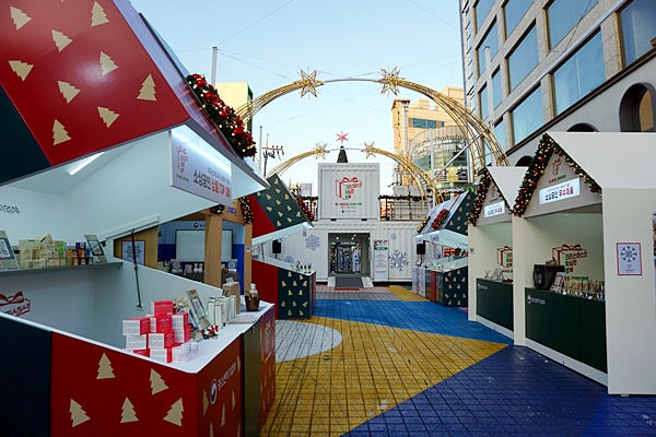 홍대 축제의 거리에 펼쳐진 크리스마스 온라인(랜선)공간.