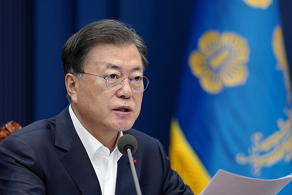 문재인 대통령이 21일 청와대에서 열린 제55회 국무회의(영상)에서 발언하고 있다. (사진=청와대)