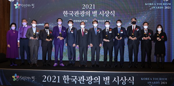 오영우 문화체육관광부 제2차관이 21일 서울 중구 신라호텔 영빈관에서 열린 한국관광의 별 시상식에 참석해 본상과 특별상을 시상한 뒤 수상자와 기념촬영을 하고 있다. (사진=문화체육관광부)