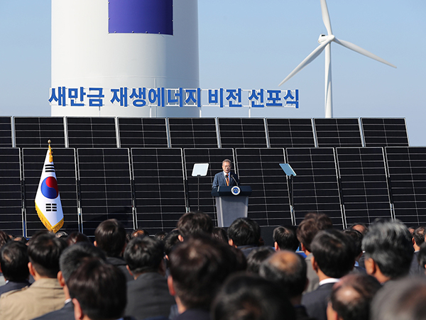 문재인 대통령이 지난 2018년 10월 30일 전북 군산 새만금 수상태양광 발전소에서 열린 ‘새만금 재생에너지 비전 선포식’에서 연설하고 있다.(사진=청와대)