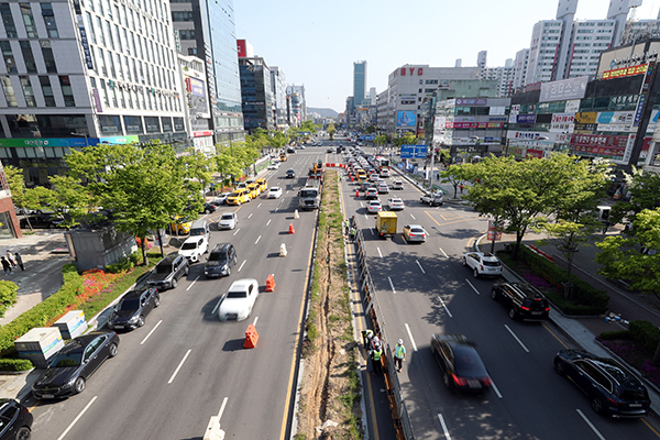 정부가 철도와 도로 등 전국 모든 노후 기반시설의 안전등급을 ‘보통’ 이상으로 관리한다. 사진은 광주도시철도 2호선 공사를 위한 도로 중앙분리대 철거 작업이 진행 중인 모습.(사진=저작권자(c) 연합뉴스, 무단 전재-재배포 금지)