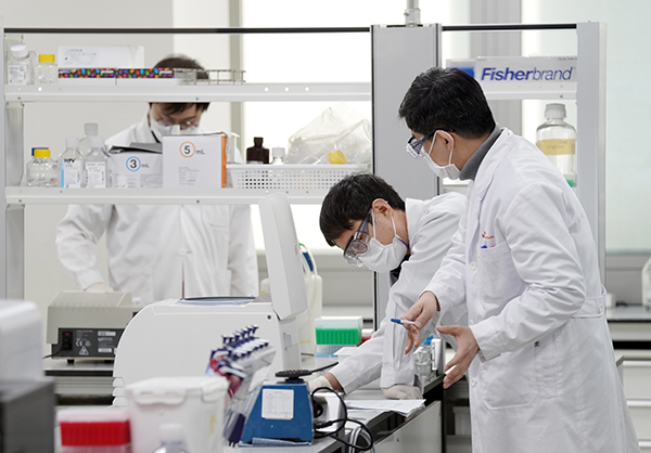 경기 성남의 SK바이오시언스 실험실에서 백신을 개발하는 연구원들. (사진=저작권자(c) 연합뉴스, 무단 전재-재배포 금지)