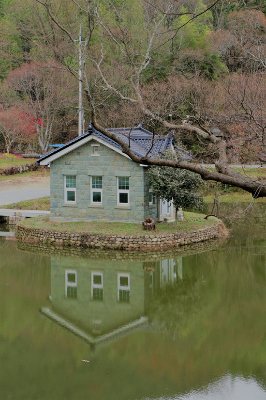 미암박물관 앞 연못에 독특한 양식으로 건립된 모현관. 미암 유희춘의 작품들이 보관되어 있다.